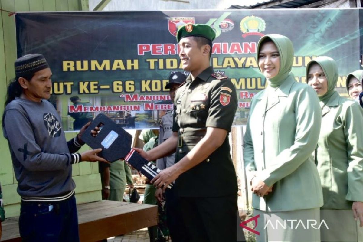 Kodim HST serahkan bantuan rumah layak huni bagi warga tak mampu