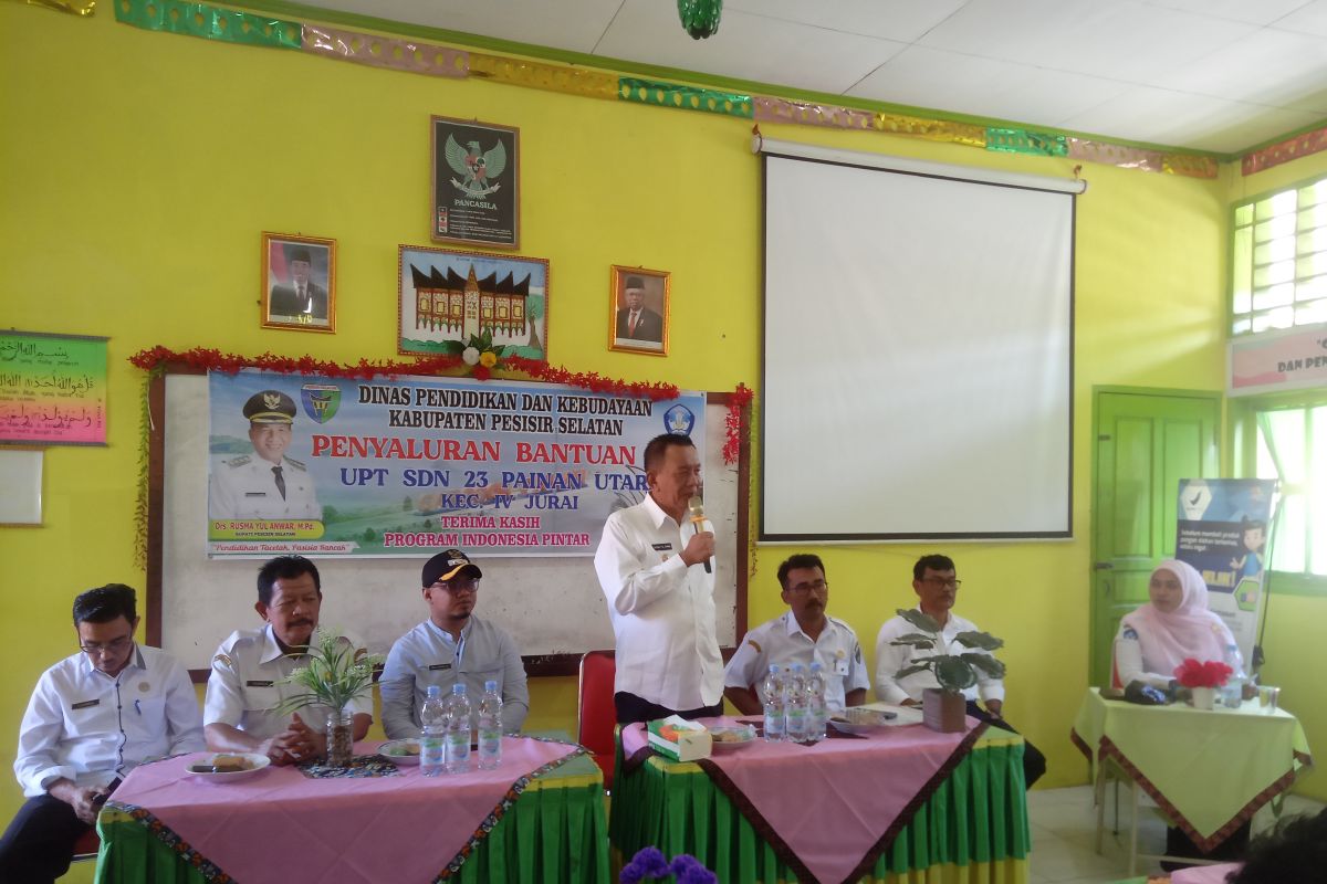 Bupati Pessel Rusma Yul Anwar serahkan bantuan PIP di SDN 23 Painan Utara