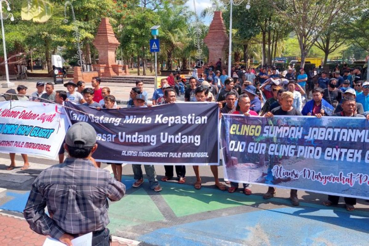 Warga pedalaman Trenggalek demo tuntut perbaikan jalan rusak