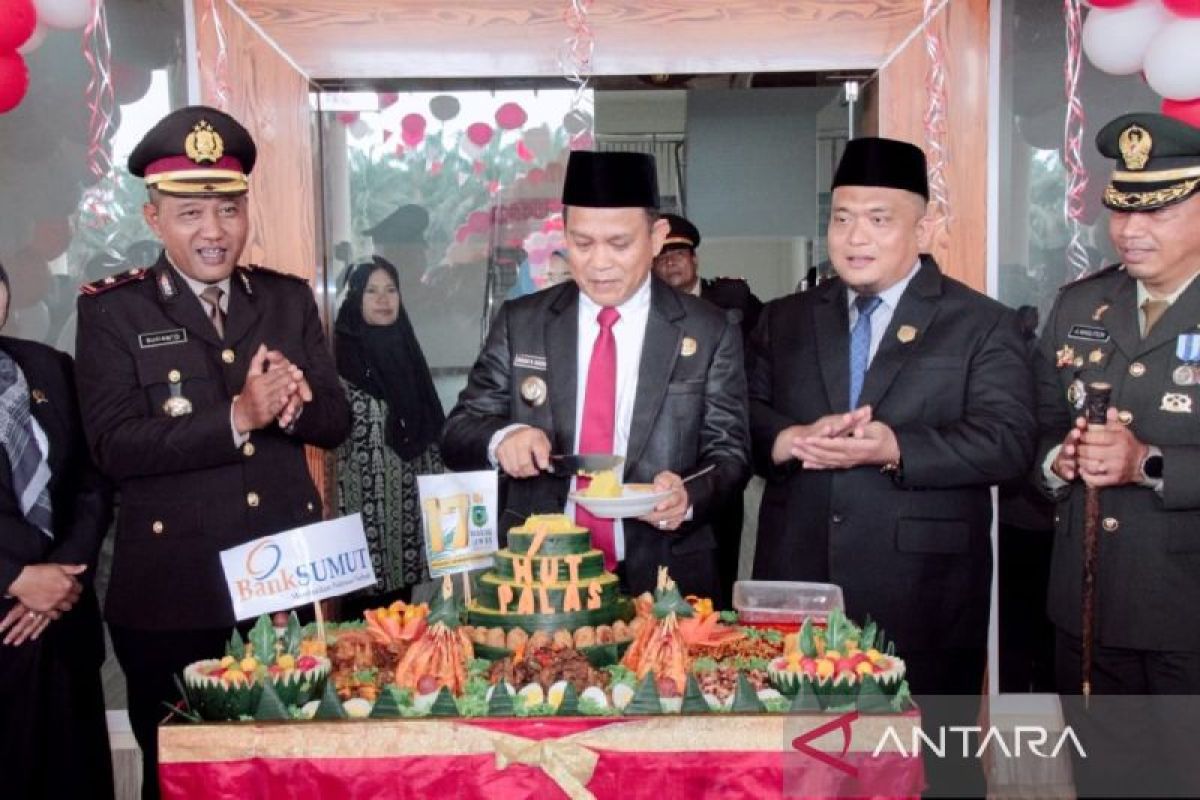 Pj Bupati potong nasi tumpeng peringatan hari jadi Kabupaten Padang Lawas ke -17