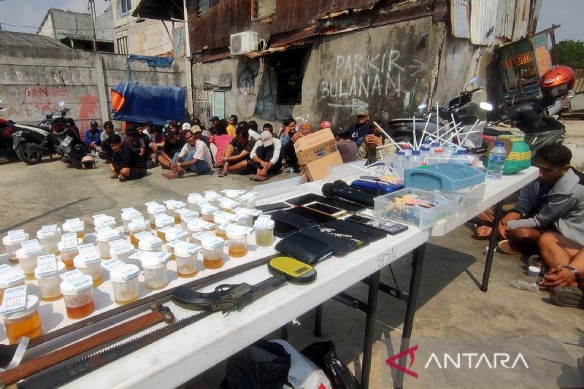 Puluhan orang ikut tes urine saat penggerebekan Kampung Boncos