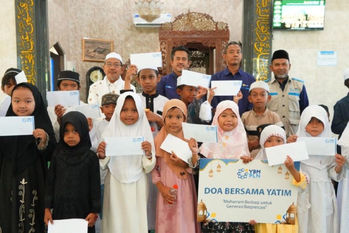 Puluhan anak mendapat santunan dari PLN UID Kalselteng