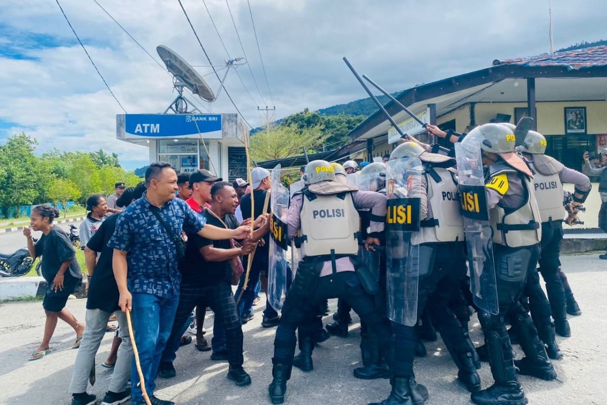 Polres Teluk Wondama gelar simulasi pengamanan markas komando