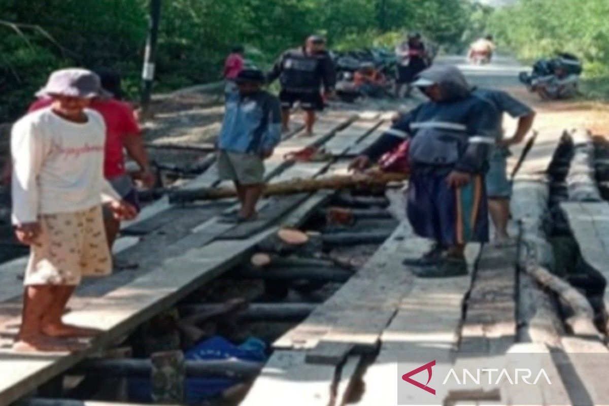 Anggota DPRD Kotabaru perbaiki jembatan desa