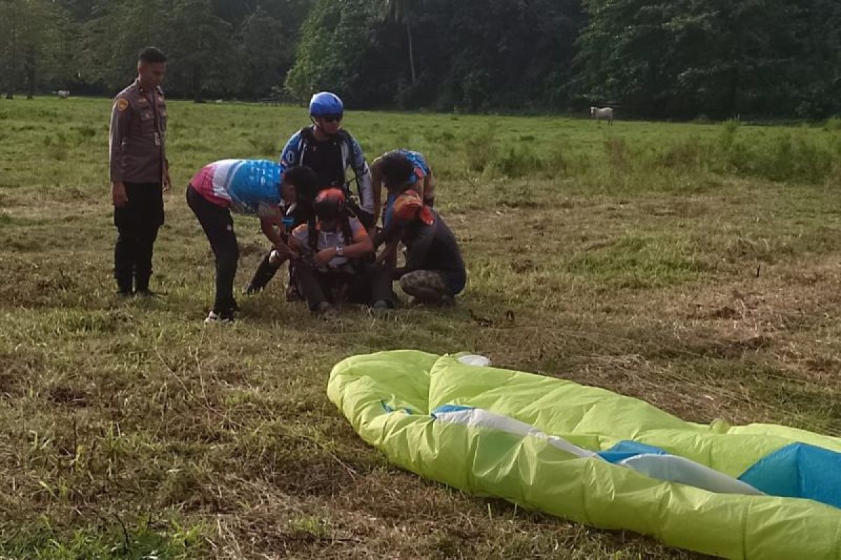 Kapolda Sulut terbang tandem paralayang  dari Gunung Tumpa