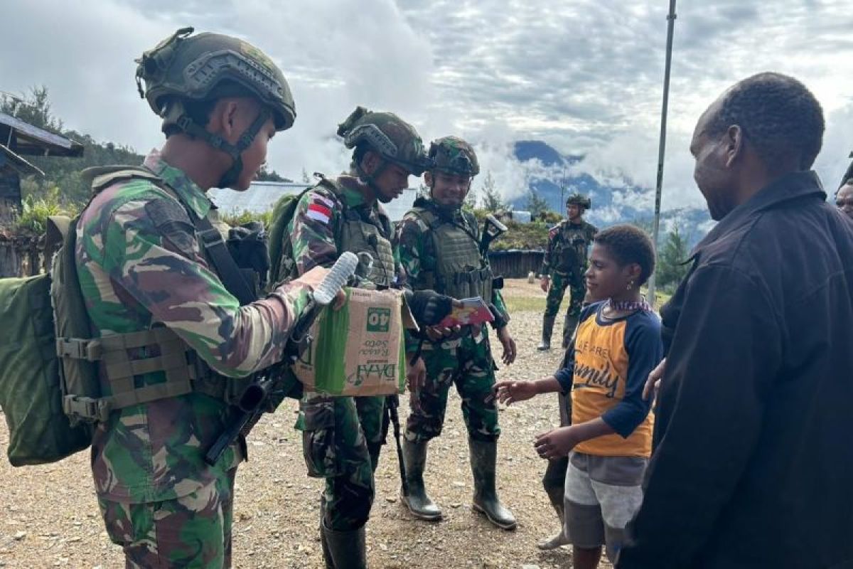 Warga Intan Jaya terima bantuan bahan pokok dari prajurit Yonif Raider 209