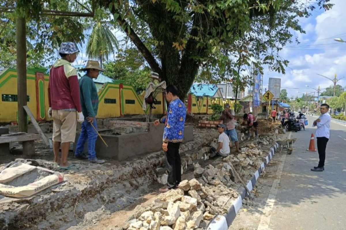 Dukung keindahan kota, DPUPR Perkim benahi taman SDN 3 Tamiang Layang