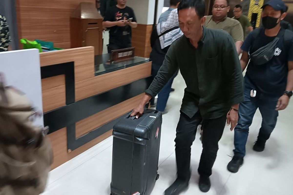 Penyidik KPK tinggalkan Balai Kota Semarang bawa tiga koper besar