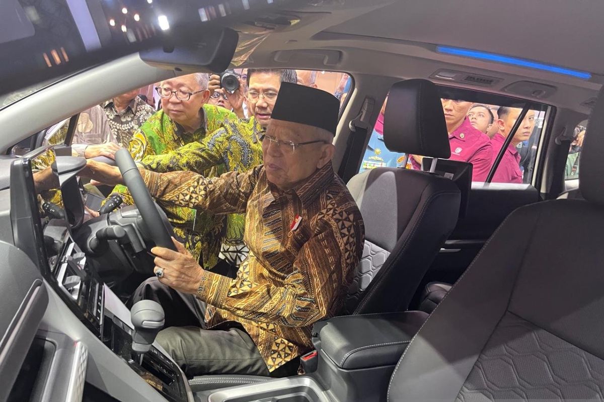 Indonesia's VP Amin checks out car at Gaikindo auto show