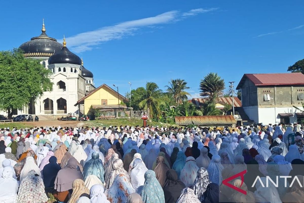 Siaga bencana kekeringan Aceh Besar, ribuan warga Lhoknga shalat minta hujan