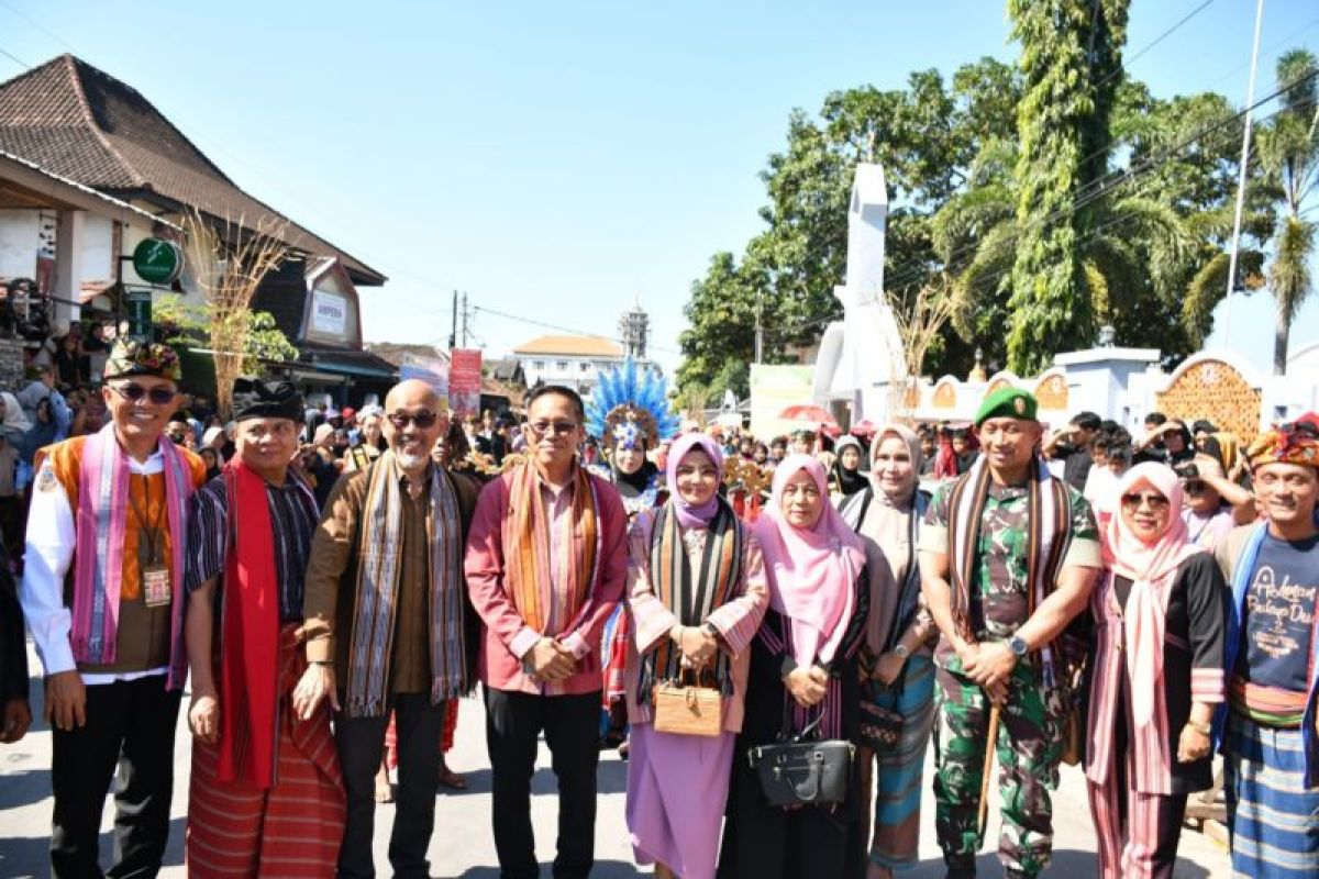 Kain tenun ikat Pringgasela jadi pakaian ASN di Lombok Timur