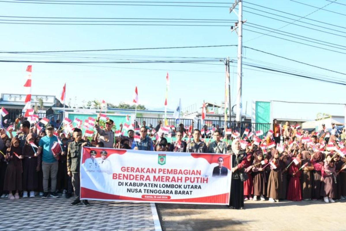 Bupati Djohan bagikan bendera merah putih di Lombok Utara jelang 17 Agustus 2024