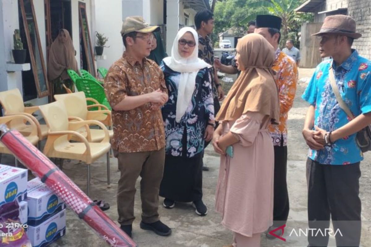 Bupati Mukomuko serahkan bantuan bangun rumah terbakar