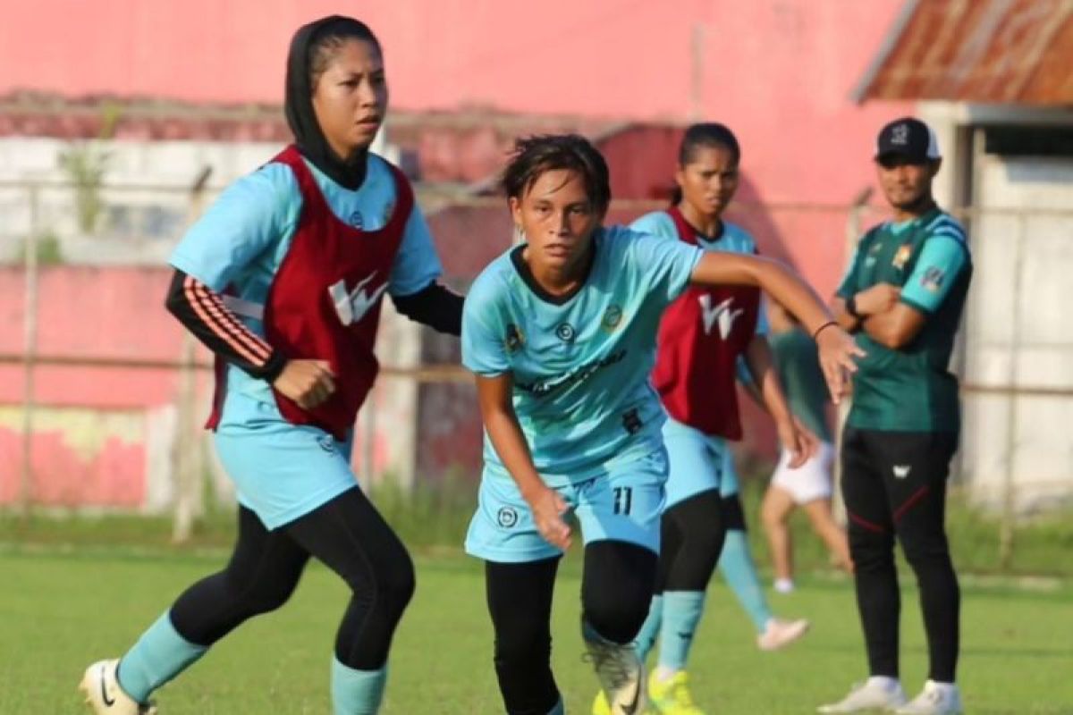 Tim sepak bola putri PON Sumut ke Yogyakarta, ada apa ?