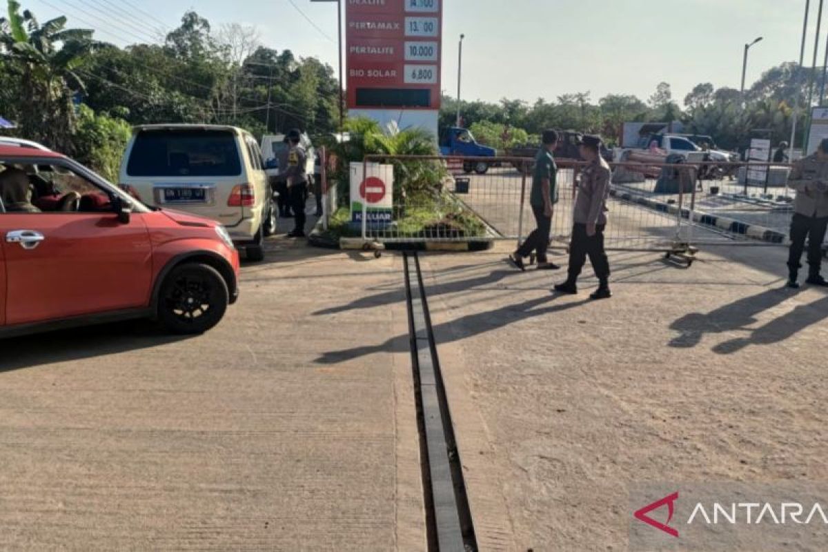 Polisi Bangka Barat tertibkan antrean kendaraan di SPBU Tempilang