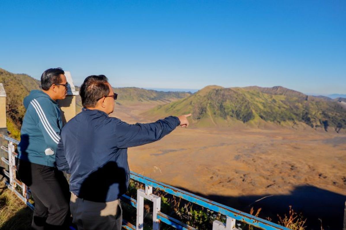 Pj Gubernur Jatim ajak wisatawan kunjungi negeri di atas awan