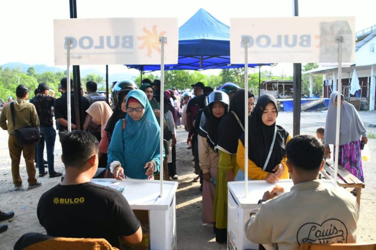 Pemprov bagikan 1.000 paket sembako murah di Kayong Utara