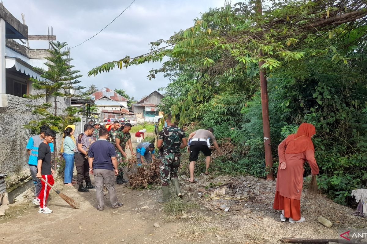 Petugas gabungan bersihkan sampah bekas banjir di Kota Gorontalo