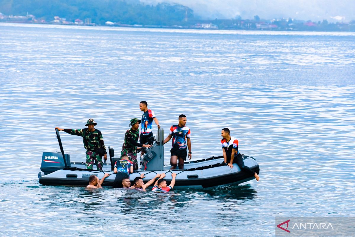 Aksi bersih pantai Kodam Pattimura kumpulkan dua ton sampah