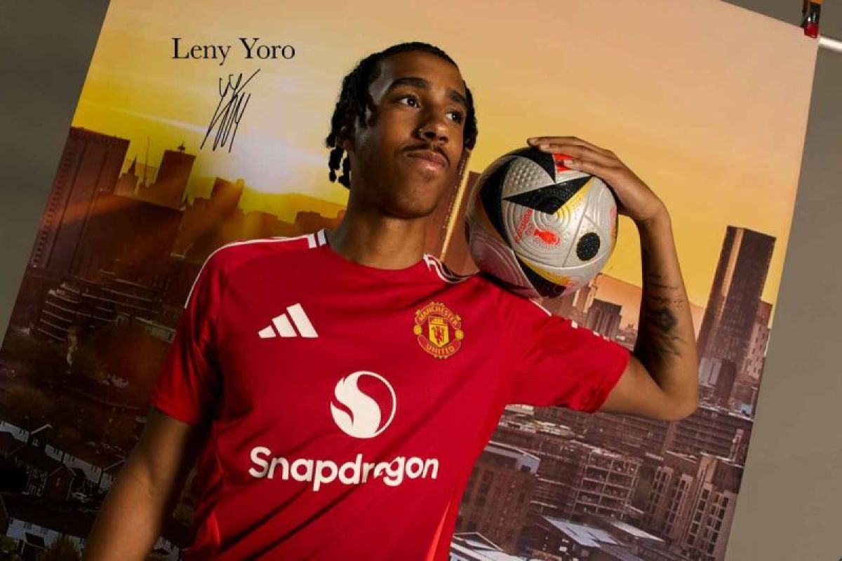 Leny Yoro resmi gabung Manchester United