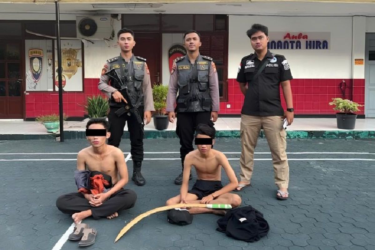 Hendak tawuran, polisi tangkap dua pemuda mengaku gangster di Surabaya