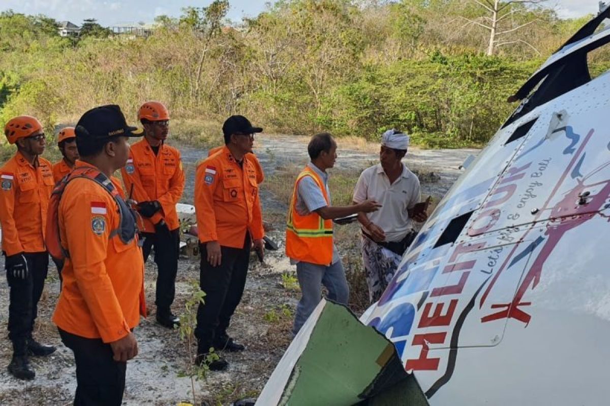 Basarnas Bali lakukan evakuasi korban helikopter jatuh di Pecatu