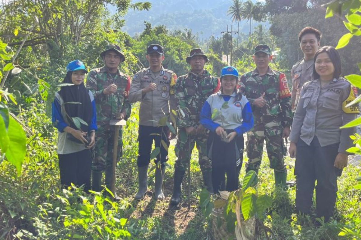 TNI-Polri di Kulawi tanam pohon untuk cegah banjir