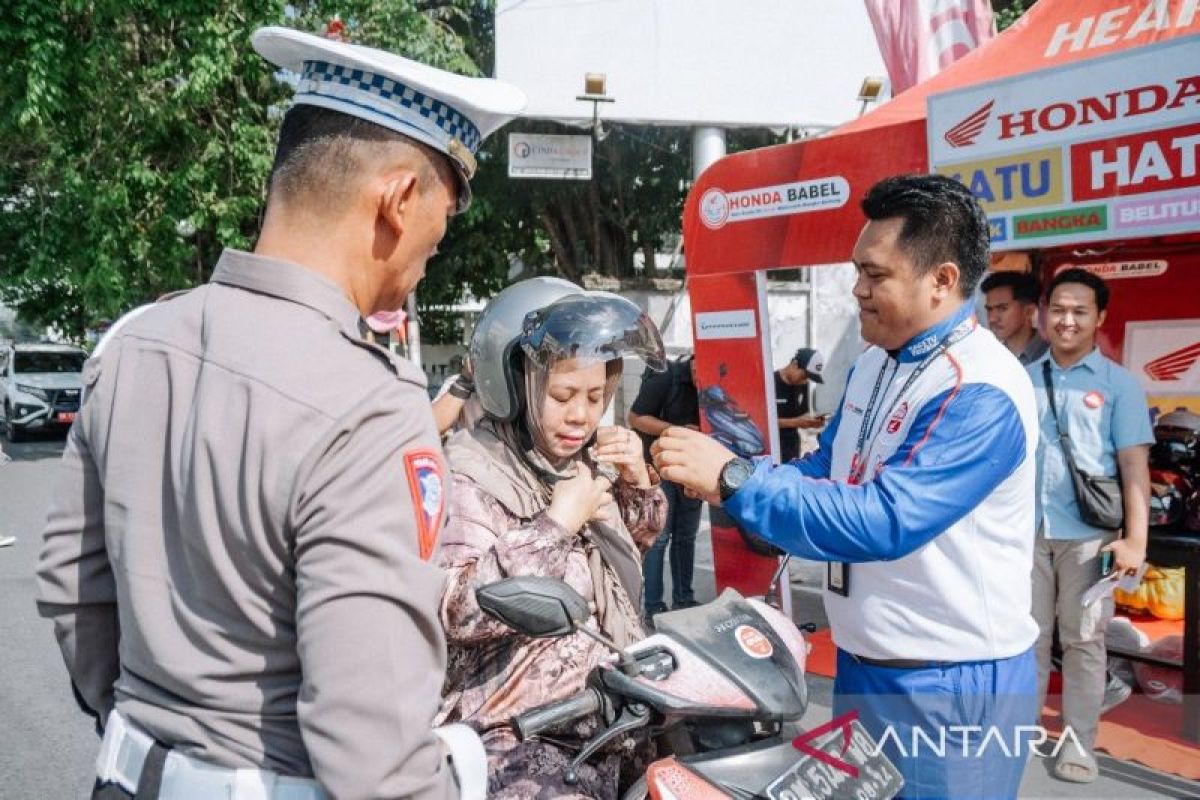 Honda Babel bersama Kapolres Belitung bagikan helm gratis saat Operasi Patuh Menumbing 2024