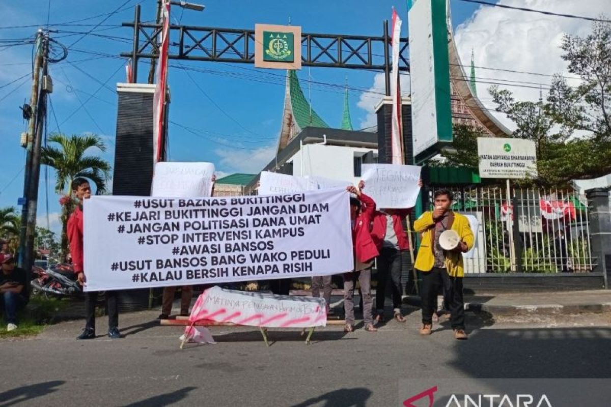 Mahasiswa Orasi terkait dugaan penyelewengan di Baznas Bukittinggi