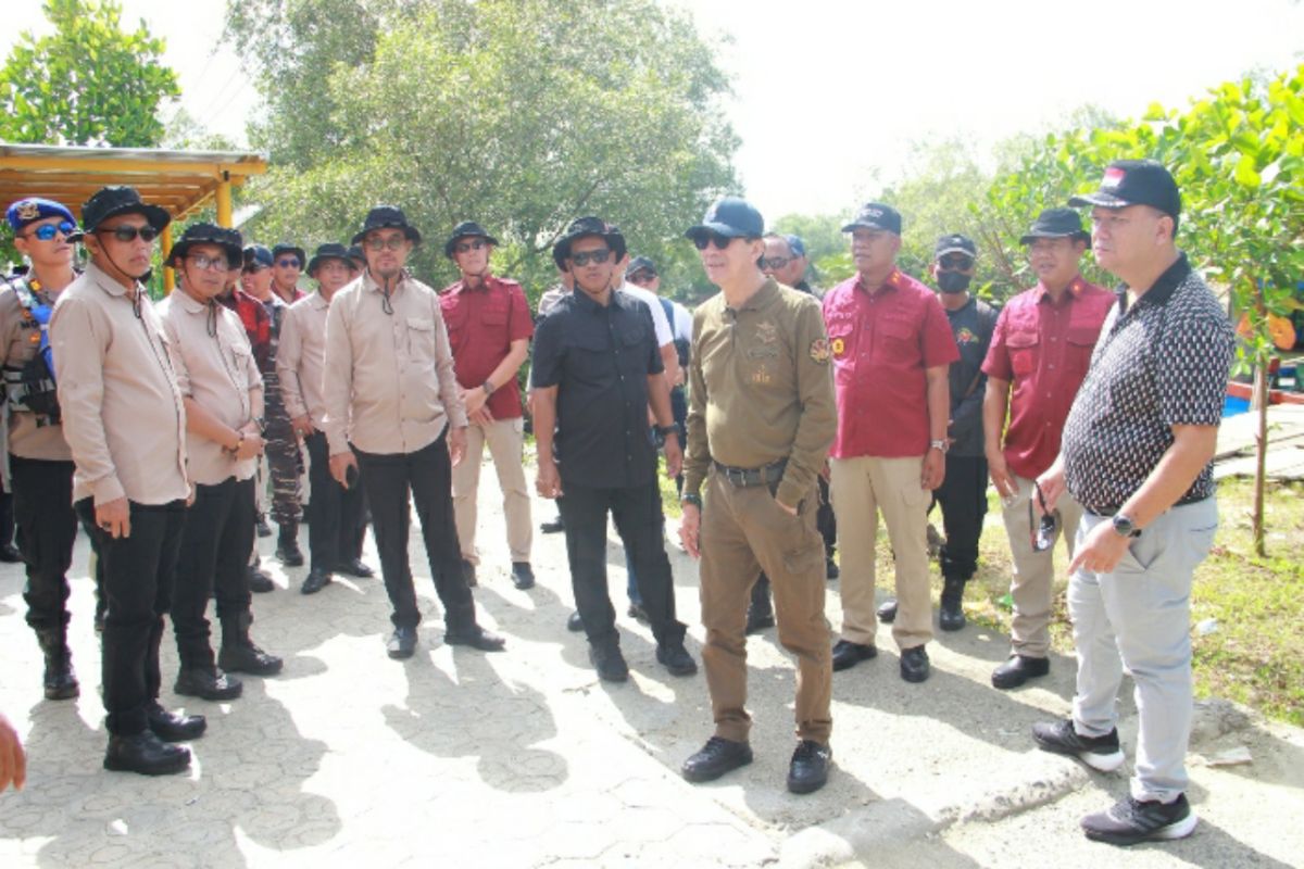 Menkumham berdialog dengan warga dan keliling Kampung Laut Cilacap