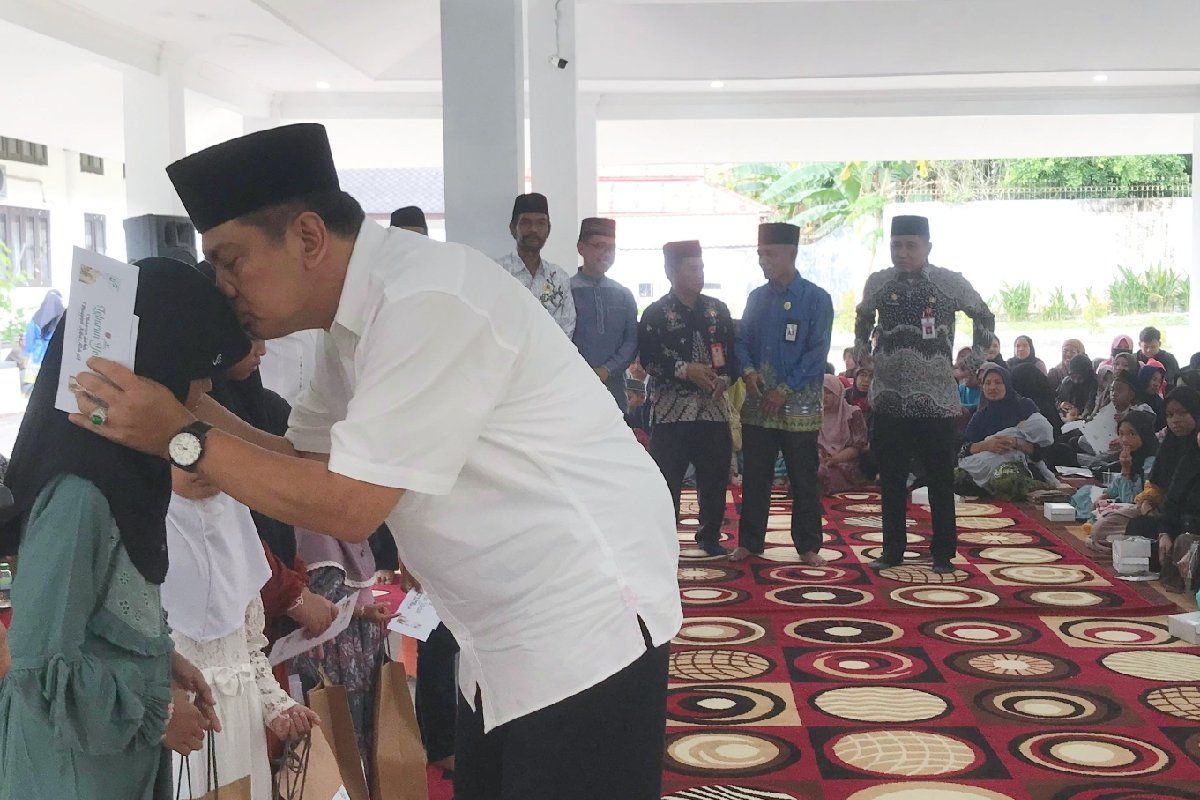 Pemkab bersama Baznas Kobar salurkan santunan kepada anak yatim