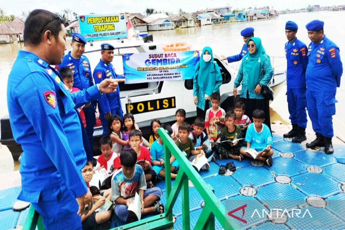 Polairud Banjarmasin edukasi anak pesisir lewat perpustakaan apung