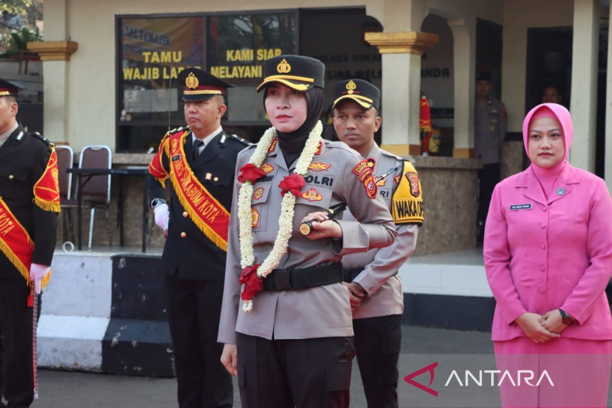 Kesenian Sunda 'Ki Lengser' sambut Kapolres Sukabumi Kota yang baru