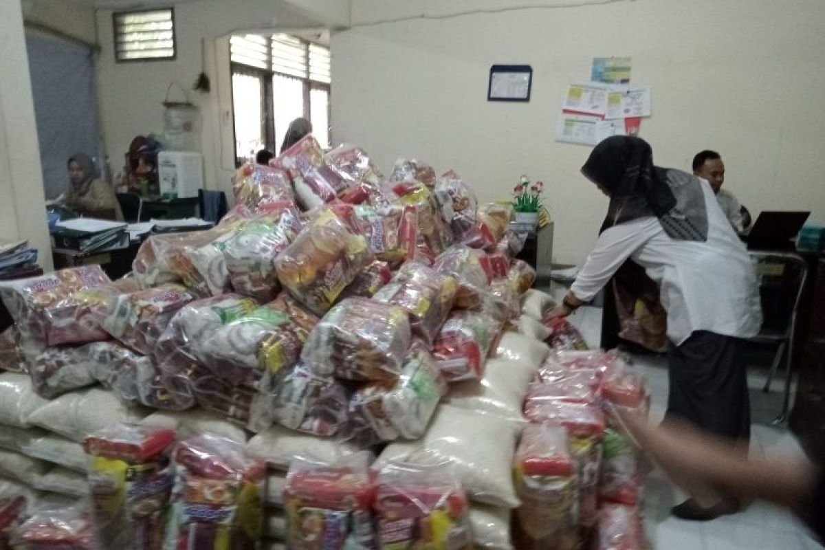 Penyandang disabilitas di Mataram dapat bantuan paket sembako