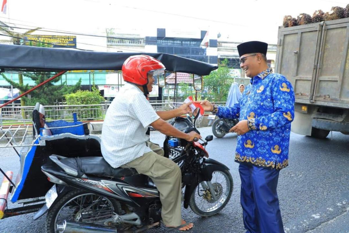 Jelang HUT Labura, Pemkab bagi 1.500 bendera Merah Putih