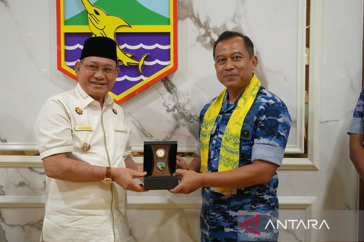 Bupati Kotabaru serahkan hibah kepada Danlanud Sjamsudin Noor Banjarmasin