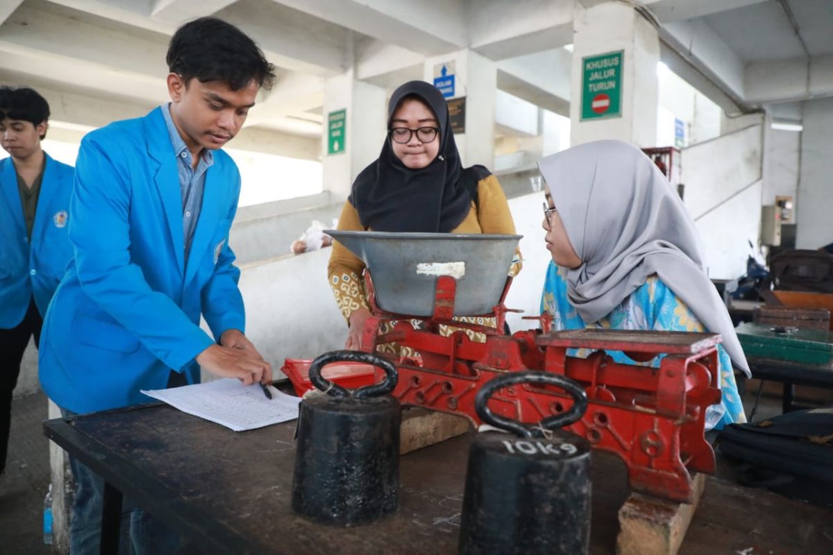 Disdag Kota Madiun tera ulang timbangan pedagang di pasar tradisional