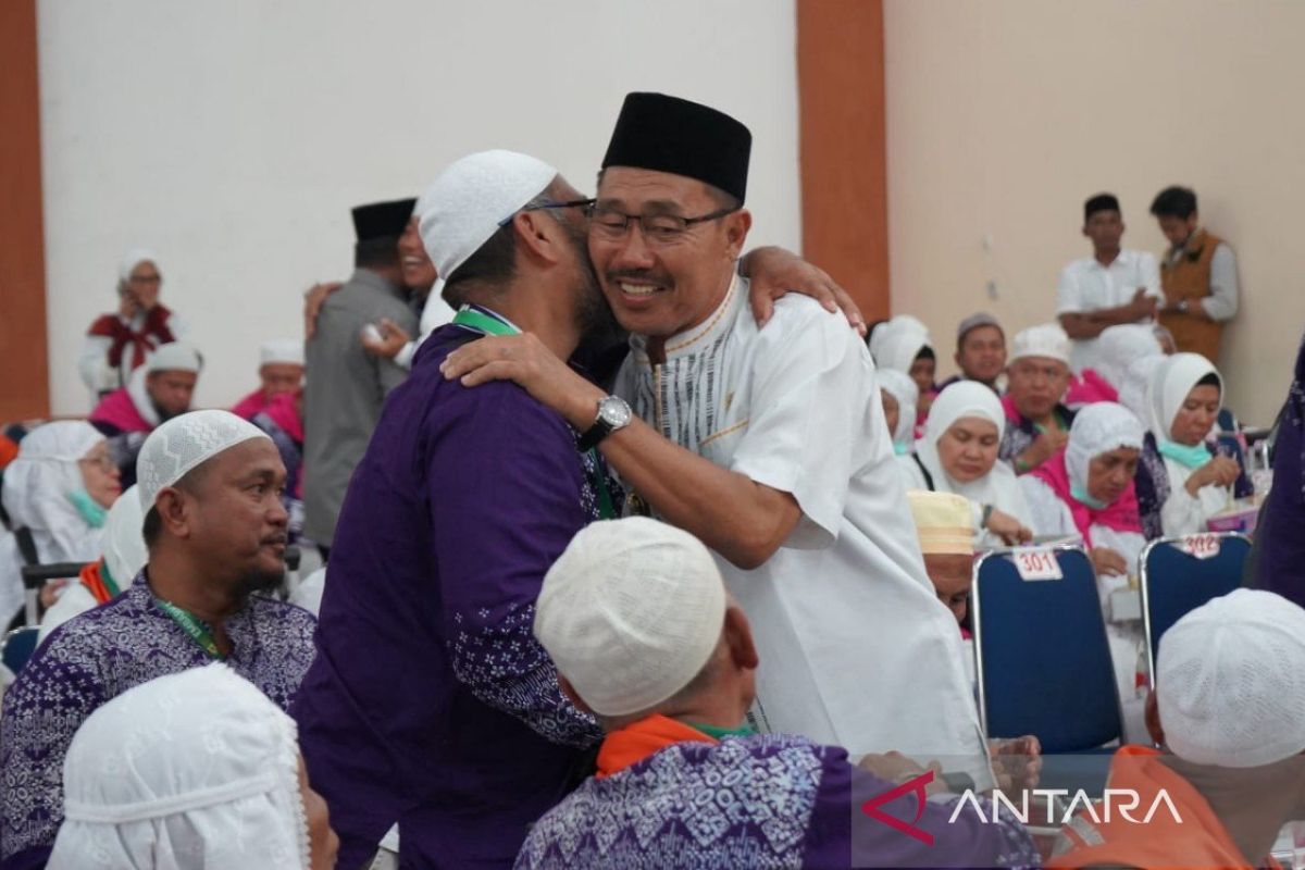 Bupati Labusel puji kesabaran jamaah haji Kloter 22 tertunda 15 jam