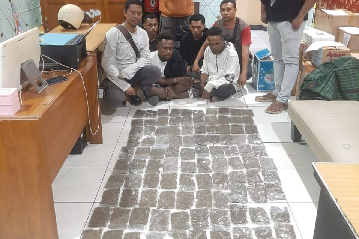 Papua Police seize 394 packages of marijuana