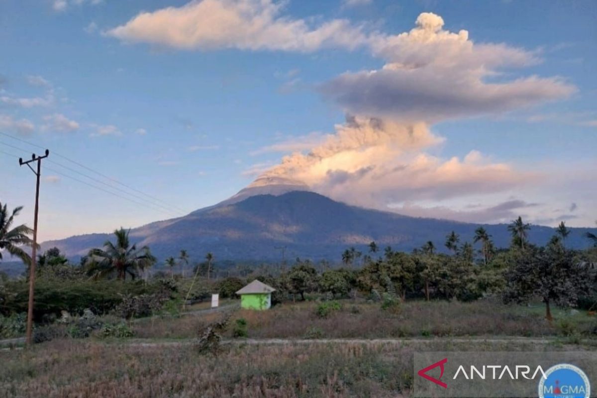 Sore ini, Gunung Lewotobi erupsi dan hembuskan abu setinggi 600 meter