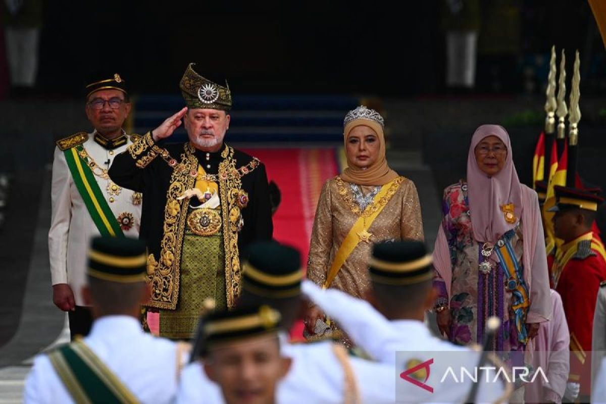 Pemahkotaan Yang di-Pertuan Agong ke-17 dalam upacara penuh tradisi