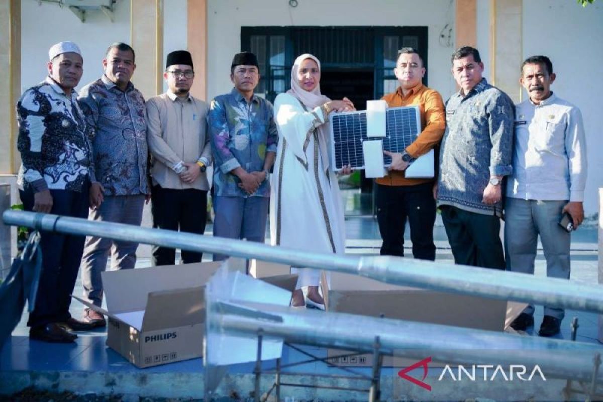 Pemkab Nagan Raya bantu ratusan lampu bagi pesantren dan desa