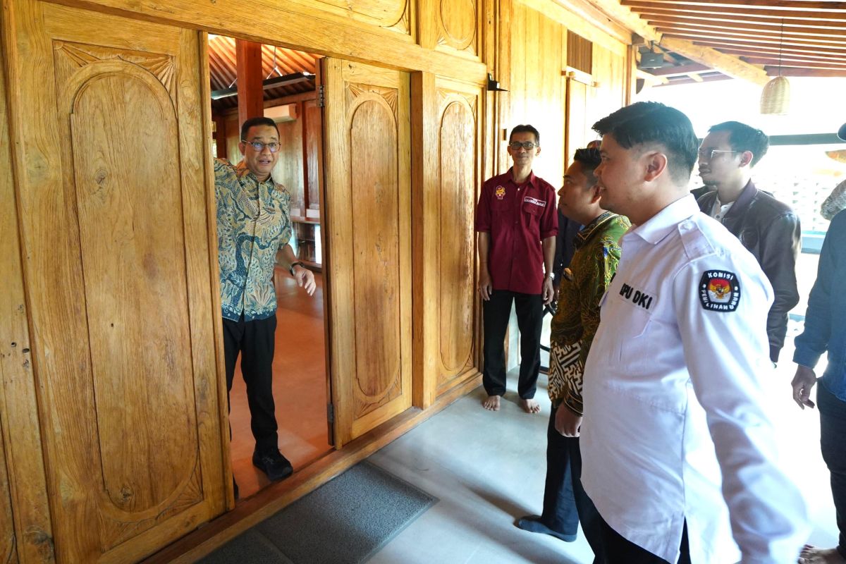 Komisioner KPU dampingi pantarlih saat coklit di rumah Anies Baswedan