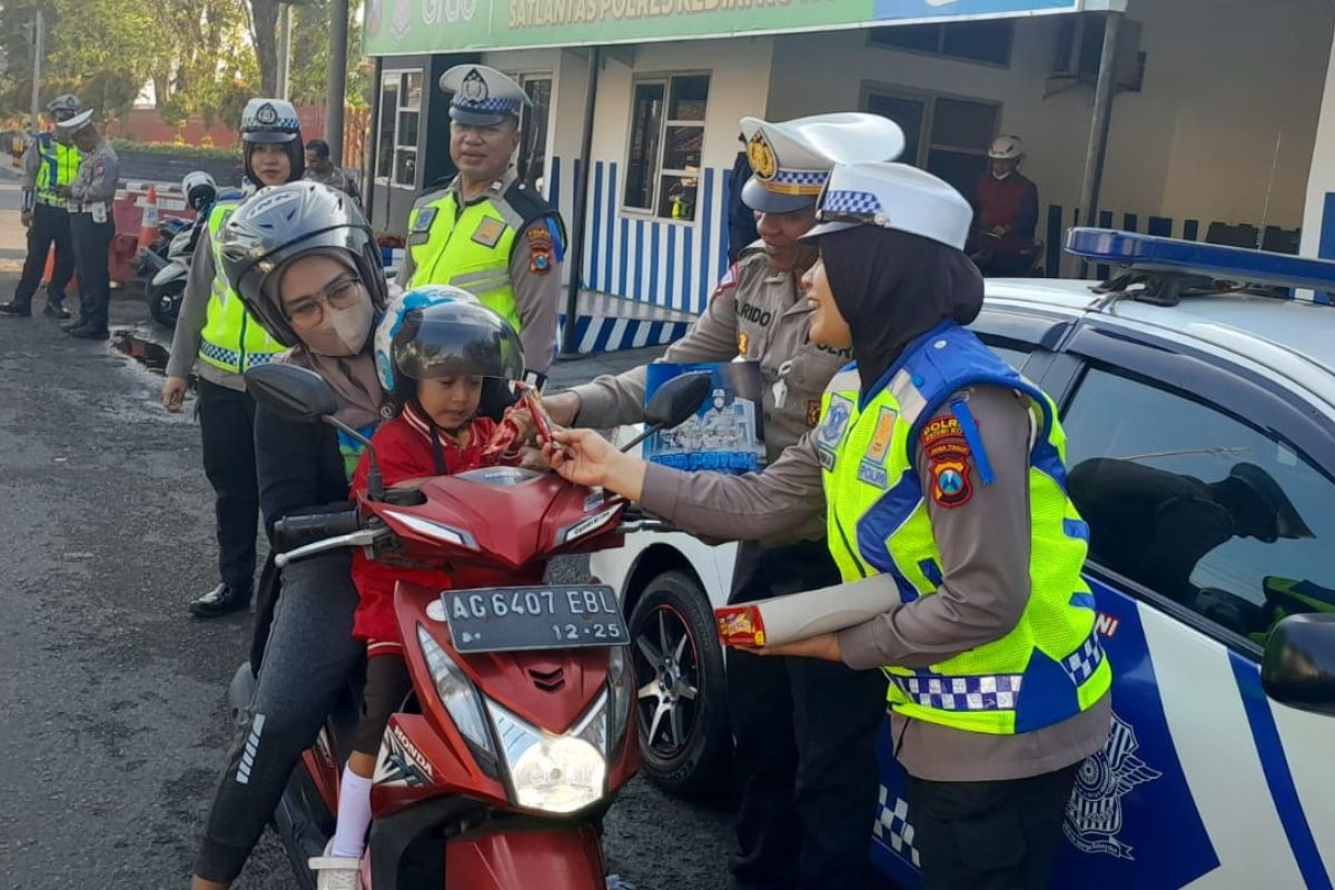 Polresta Kediri bagikan cokelat untuk pengendara tertib lalu lintas