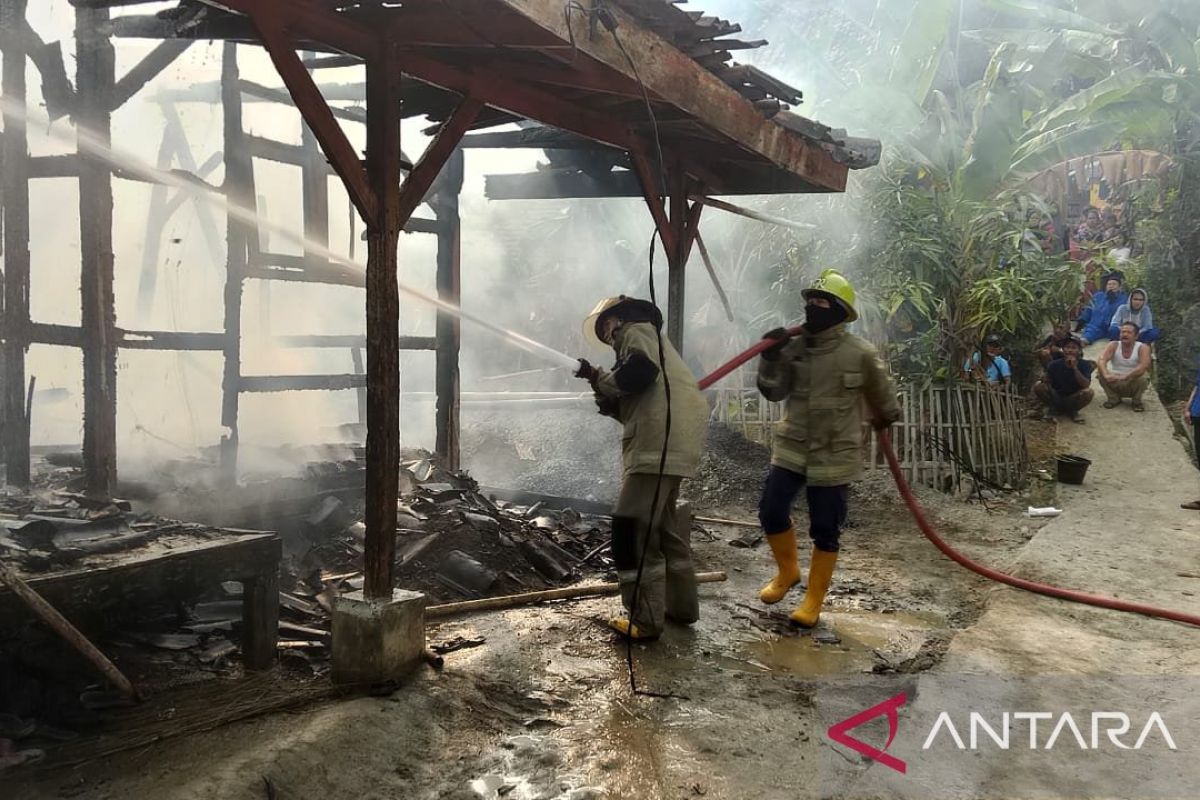 BPBD Kabupaten Sukabumi ungsikan satu keluarga korban kebakaran di Palabuhanratu