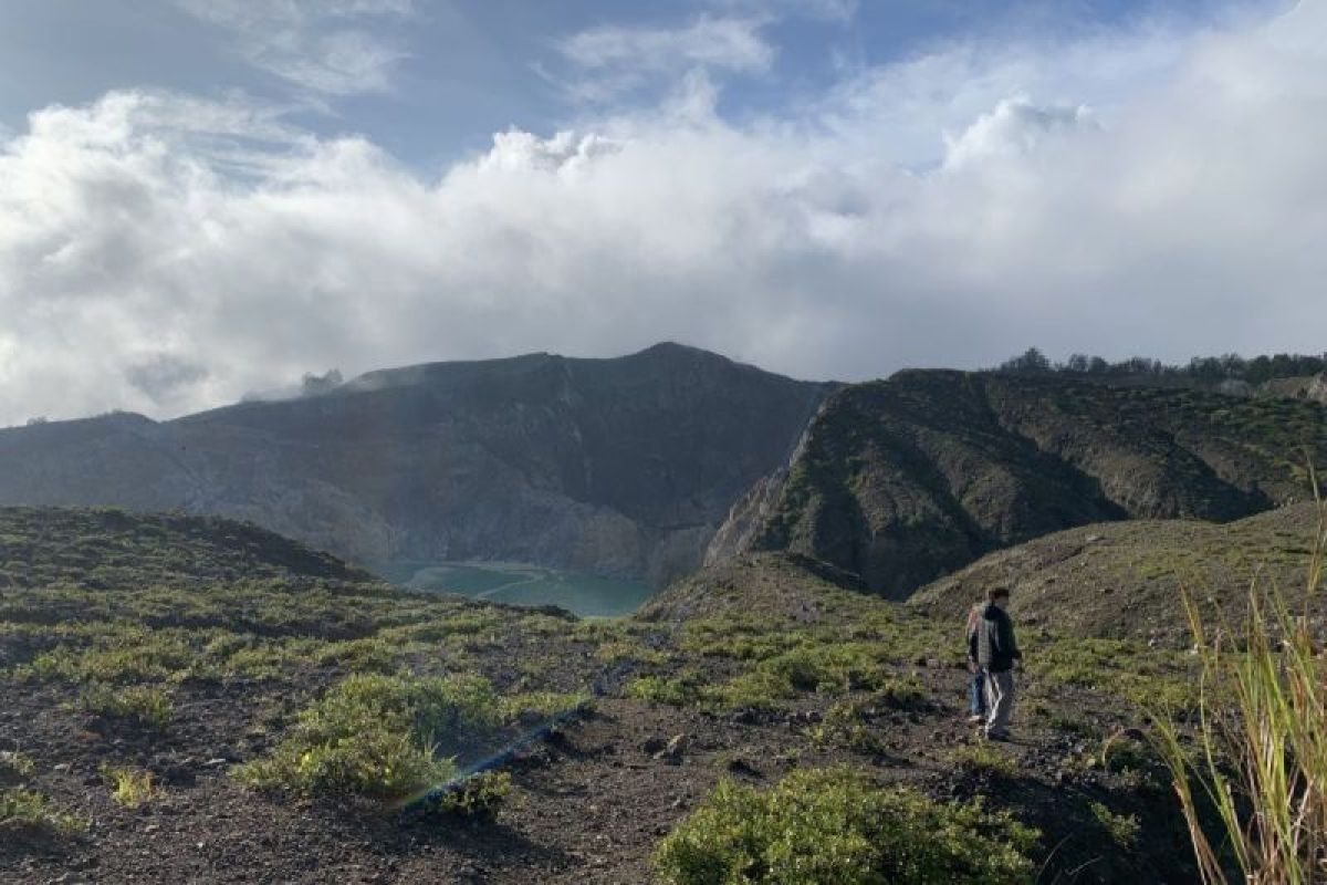 Menikmati pesona alam danau tiga warna yang memukau