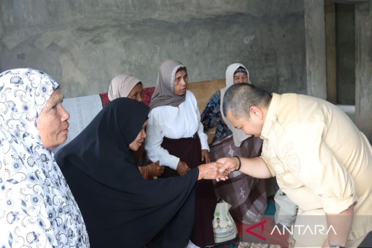 Bupati Tapsel santuni panti jompo Baitussalam dan ngopi bareng warga Panompuan Jae