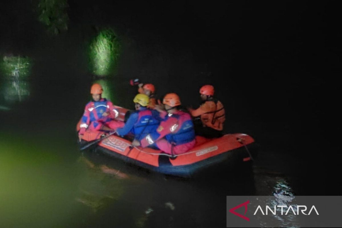 BPBD evakuasi jasad anak disabilitas tewas tenggelam di Kali Ciliwung