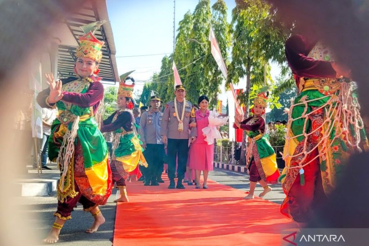 Tari Landhung jadi suguhan penyambutan kapolres baru Situbondo