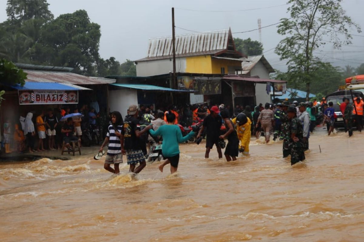 Polres Halteng kerahkan personel bantu evakuasi korban banjir di Weda Tengah